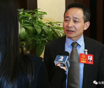 兩會上提了什么？這位人大代表再成各路媒體追逐焦點(diǎn)！