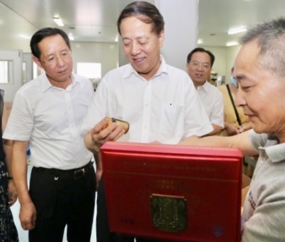 全國人民代表大會(huì)常務(wù)委員會(huì)副委員長武維華蒞臨仙客來靈芝工廠考察指導(dǎo)