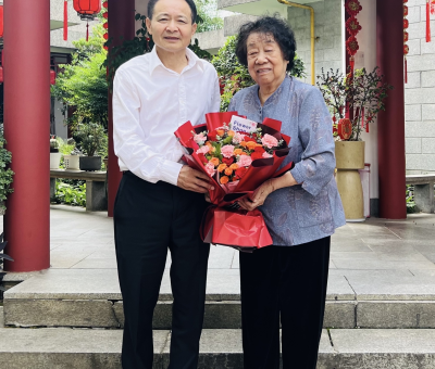 仙客來(lái)董事長(zhǎng)潘新華研究員赴長(zhǎng)沙再次看望鄧哲老師